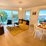 Presqu'ile De Caen, Terrasse & Parking カーン