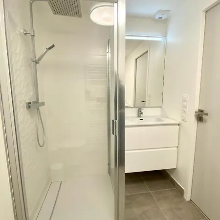 Presqu'ile De Caen, Terrasse & Parking * كان